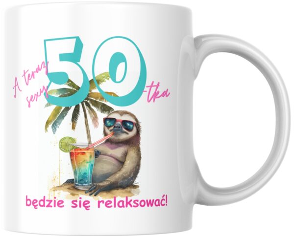 Kubek urodzinowy na 50-te urodziny "a teraz sexy 50-tka będzie się relaksować" z leniwcem